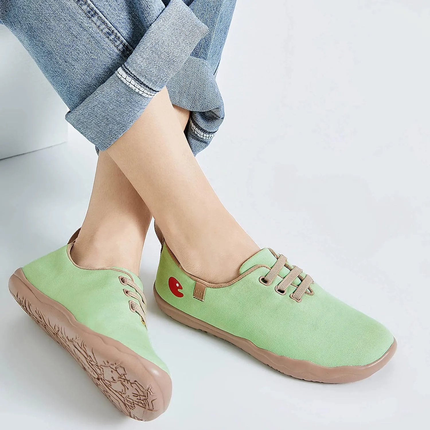 UIN Women's Slip Ons Canvas Lightweight Sneakers Walking Casual Loafers Comfortable Art Painted Travel Shoes Moguer